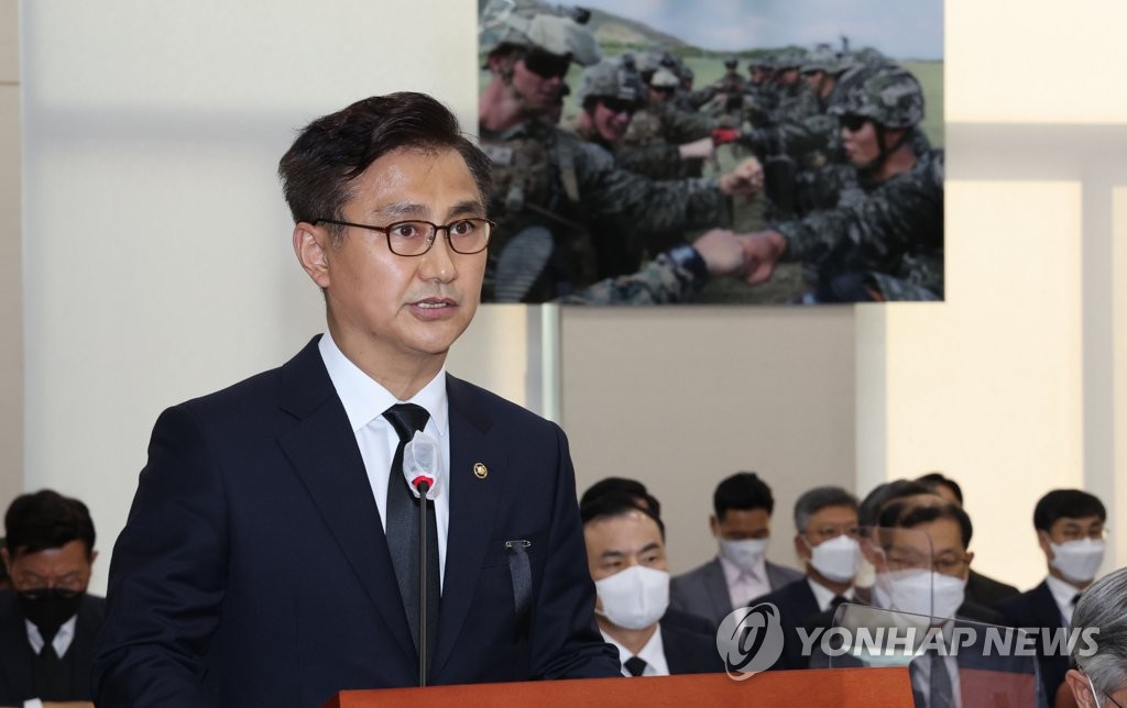 Esta foto de archivo, tomada el 31 de octubre de 2022, muestra a Eom Dong-hwan, jefe de la Administración del Programa de Adquisición de Defensa, hablando durante una sesión parlamentaria en la Asamblea Nacional en Seúl.  (Yonhap)