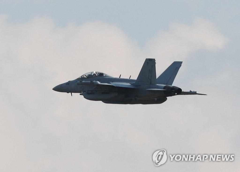 ソウル近郊の京畿道平沢市にある烏山米空軍基地を離陸する電子戦機ＥＡ１８＝３１日、平沢（聯合ニュース）