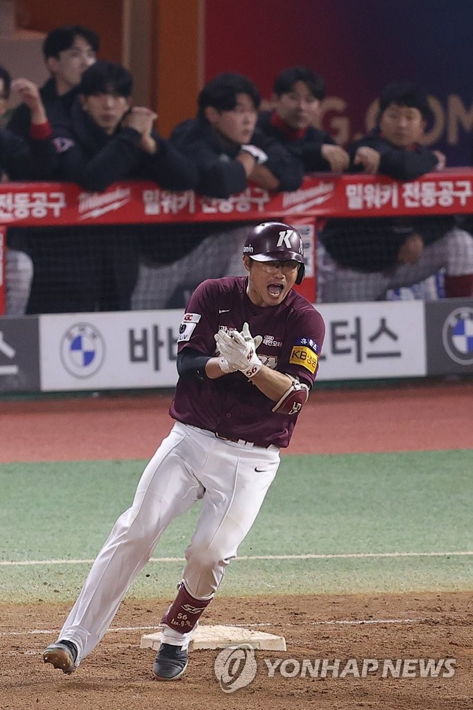 Lee Ji-young of the Kiwoom Heroes celebrates his RBI single against the SSG Landers during the top of the sixth inning of Game 1 of the Korean Series at Incheon SSG Landers Field in Incheon, 30 kilometers west of Seoul, on Nov. 1, 2022. (Yonhap)