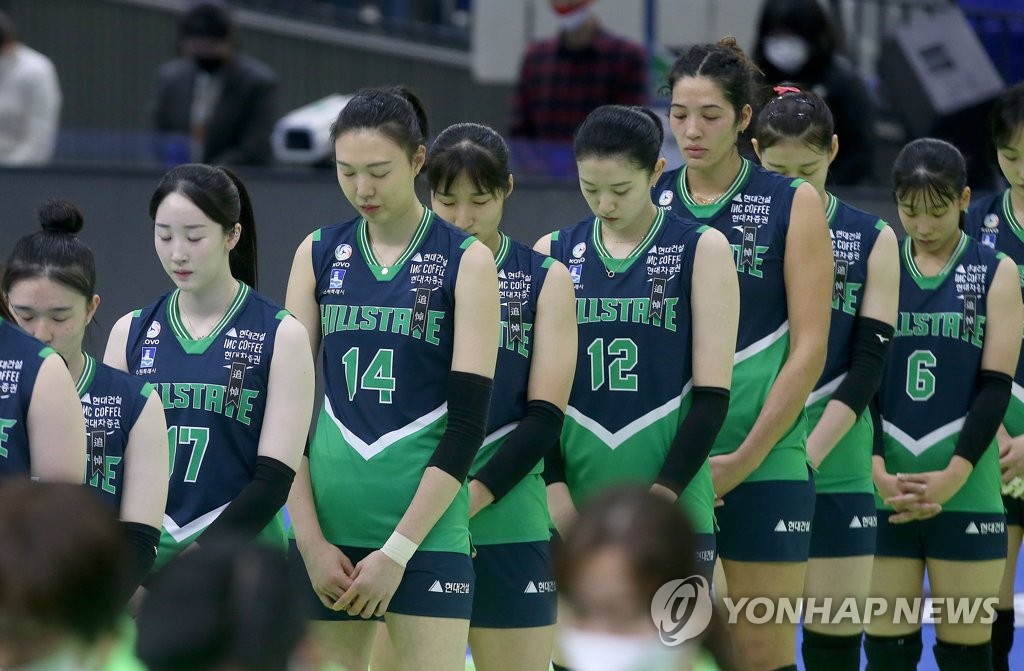 女子プロバレーボールチームが１日の試合前、雑踏事故の犠牲者に黙とうをささげている（現代建設ヒルステート提供）＝（聯合ニュース）≪転載・転用禁止≫