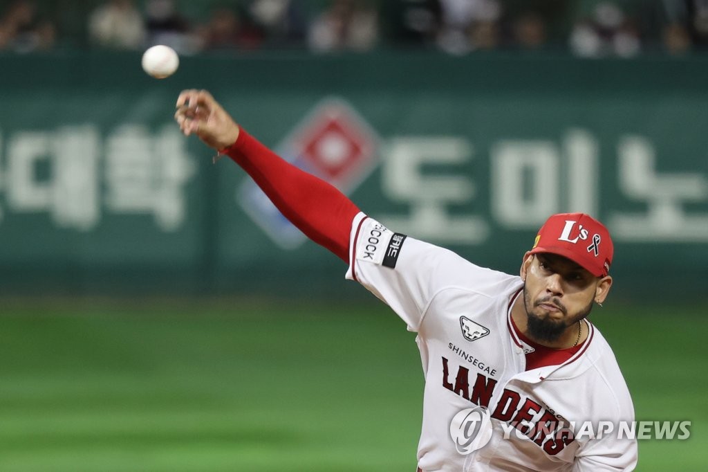 SSG Landers starter Wilmer Font pitches to the Kiwoom Heroes during the top of the first inning of Game 2 of the Korean Series at Incheon SSG Landers Field in Incheon, 30 kilometers west of Seoul, on Nov. 2, 2022. (Yonhap)