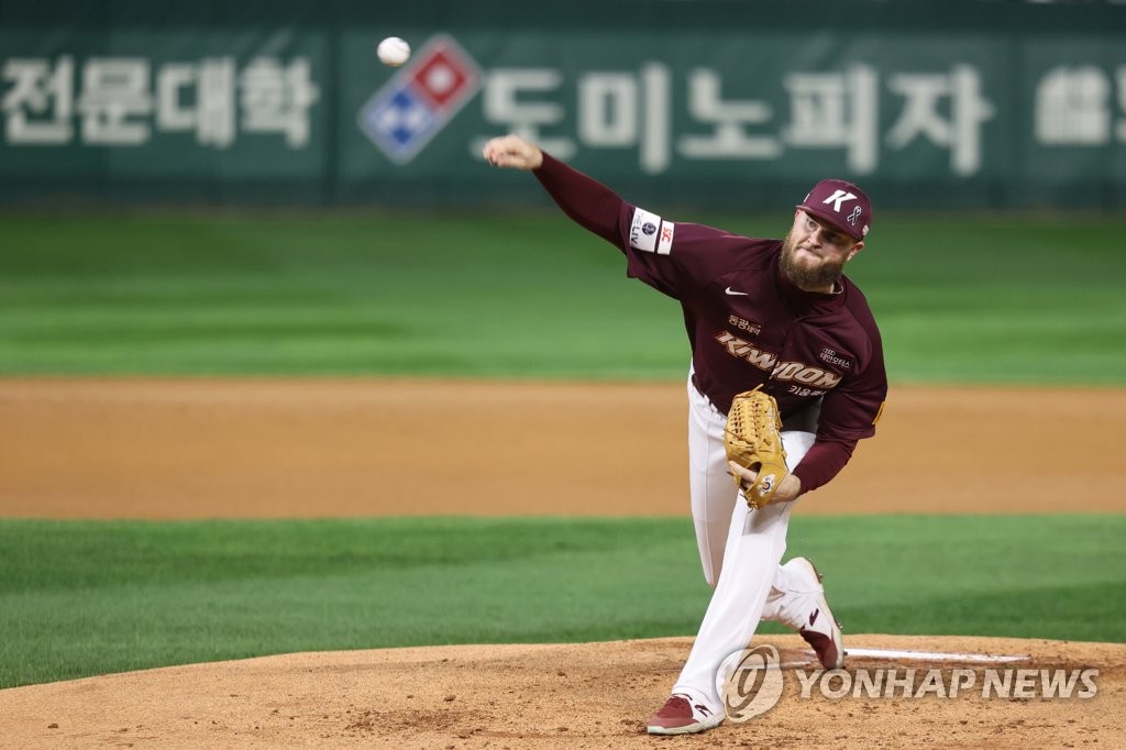 Kiwoom Heroes starter Tyler Eppler pitches against the SSG Landers during the bottom of the first inning of Game 2 of the Korean Series at Incheon SSG Landers Field in Incheon, 30 kilometers west of Seoul, on Nov. 2, 2022. (Yonhap)