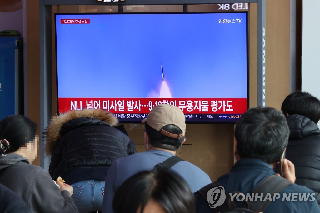북한 탄도미사일 발사 관련 뉴스 보는 시민들