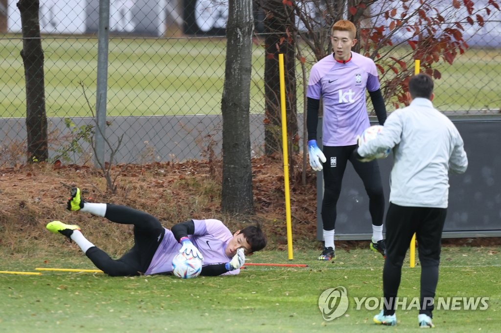 South Korean goalkeepers Kim Seung-gyu (L) and Jo Hyeon-woo (C) train with the men's national football team at the National Football Center in Paju, Gyeonggi Province, on Nov. 3, 2022. (Yonhap)