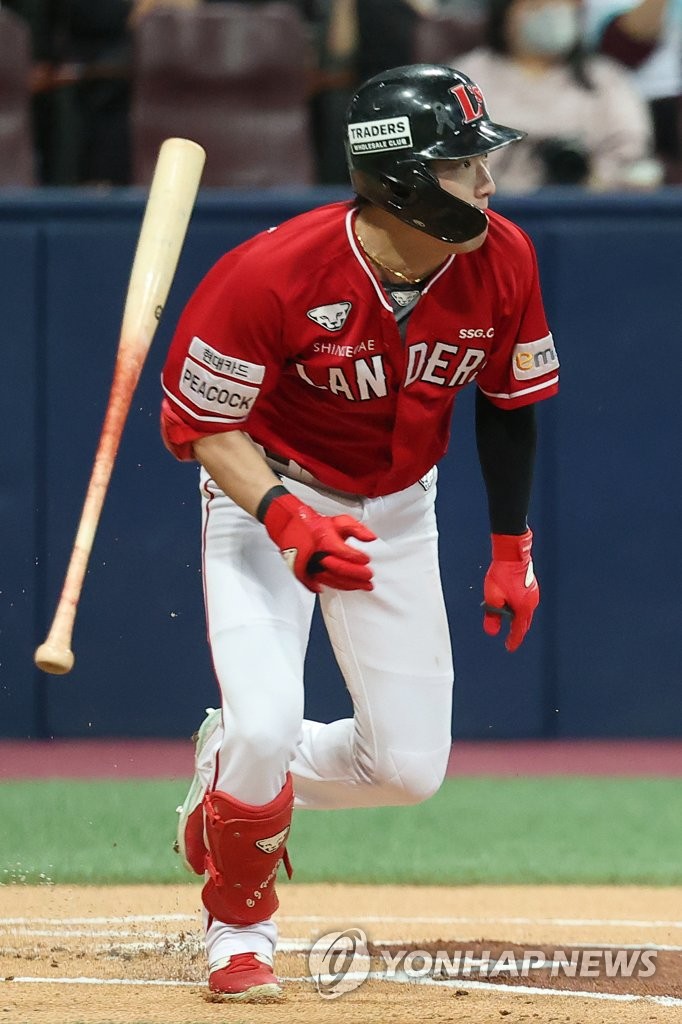 In this file photo from Nov. 4, 2022, Choi Ji-hoon of the SSG Landers heads to first after hitting a single against the Kiwoom Heroes during the top of the first inning of Game 4 of the Korean Series at Gocheok Sky Dome in Seoul. (Yonhap)