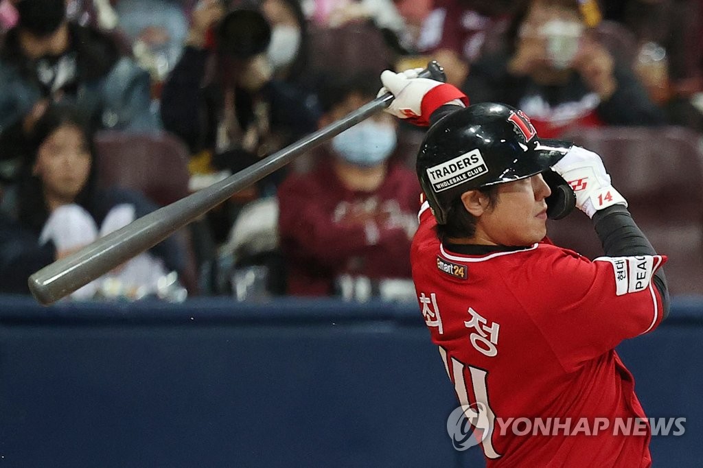 In this file photo from Nov. 4, 2022, Choi Jeong of the SSG Landers hits a two-run single against the Kiwoom Heroes during the top of the ninth inning of Game 3 of the Korean Series at Gocheok Sky Dome in Seoul. (Yonhap)