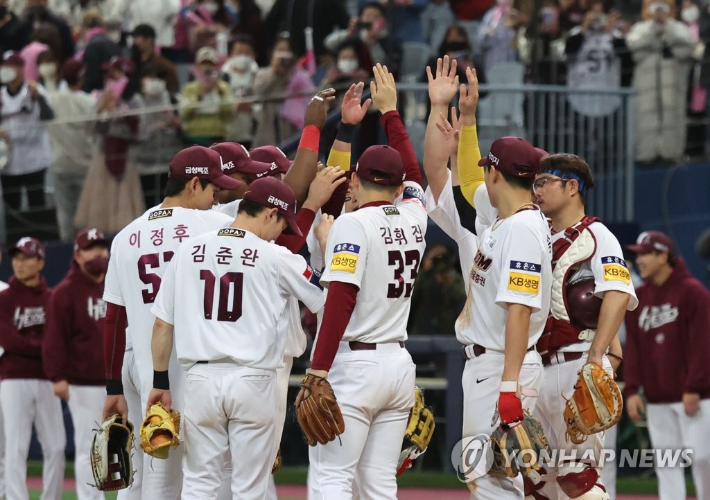 Kiwoom Heroes players celebrate their 6-3 victory over the SSG Landers in Game 4 of the Korean Series at Gocheok Sky Dome in Seoul on Nov. 5, 2022. (Yonhap)