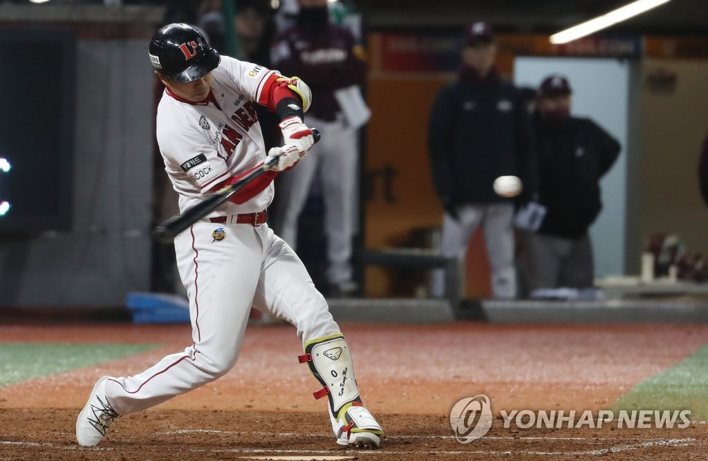Kim Kang-min of the SSG Landers hits a three-run home run against the Kiwoom Heroes during the bottom of the ninth inning of Game 5 of the Korean Series at Incheon SSG Landers Field in Incheon, 30 kilometers west of Seoul, on Nov. 7, 2022. (Yonhap)