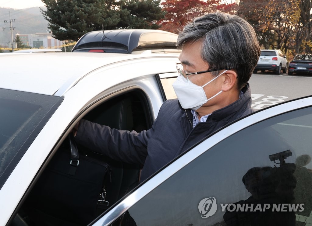 L'ancien ministre de la Défense, Suh Wook, quitte le centre de détention de Séoul, le 8 novembre 2022, après sa libération sous caution dans le cadre de l'enquête sur la mort d'un responsable des pêches par des soldats nord-coréens en 2020. 