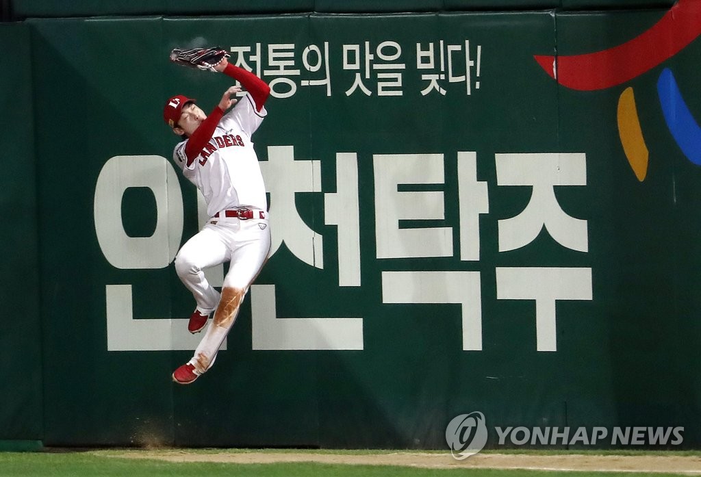 In this file photo from Nov. 8, 2022, SSG Landers right fielder Choi Ji-hoon makes a leaping grab on a foul ball hit by Park Jun-tae of the Kiwoom Heroes during the top of the fifth inning of Game 6 of the Korean Series at Incheon SSG Landers Field in Incheon, some 30 kilometers west of Seoul. (Yonhap)