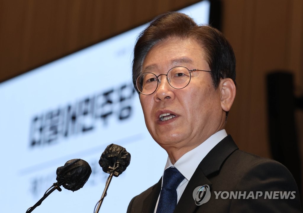 The main opposition Democratic Party leader Lee Jae-myung speaks at a general meeting of party lawmakers held at the National Assembly on Nov. 10, 2022. (Yonhap)