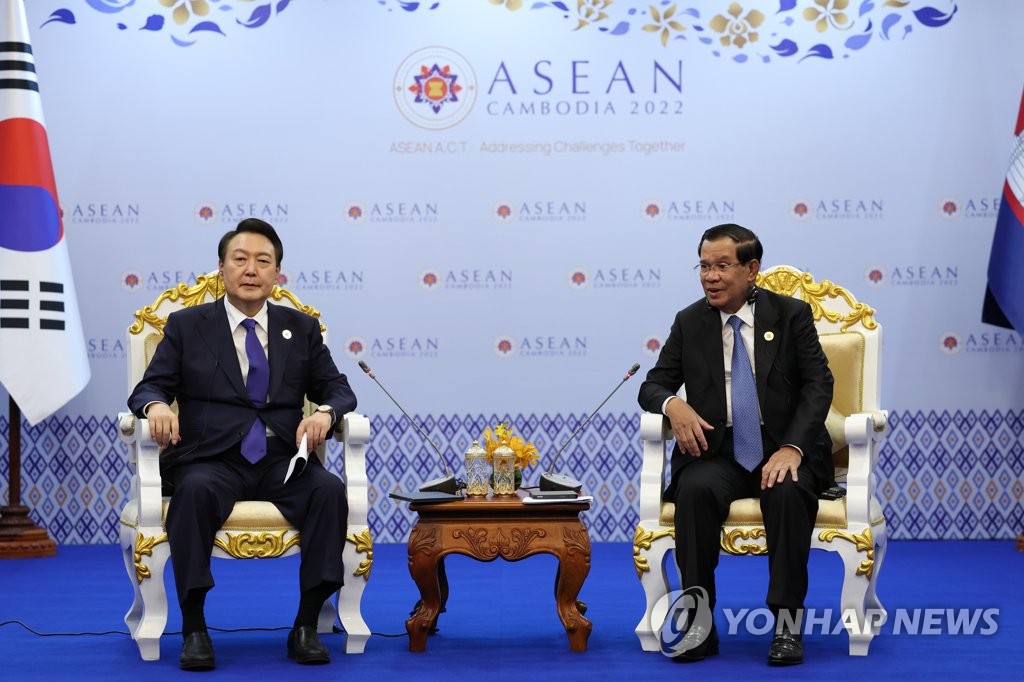 首脳会談を行う尹大統領（左）とフン・セン首相＝１１日、プノンペン（聯合ニュース）
