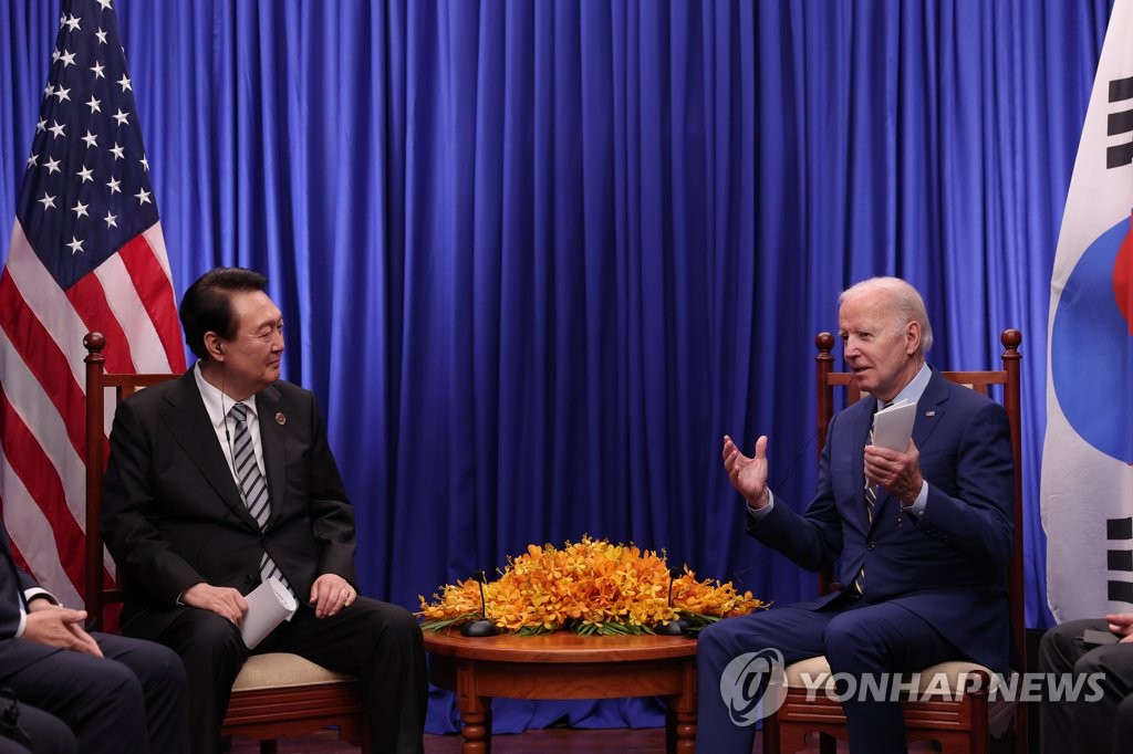 This file photo, taken Nov. 13, 2022, shows South Korean President Yoon Suk Yeol (L) and U.S. President Joe Biden holding a bilateral meeting on the sidelines of a regional summit involving the Association of Southeast Asian Nations (ASEAN) in Phnom Penh. (Yonhap)