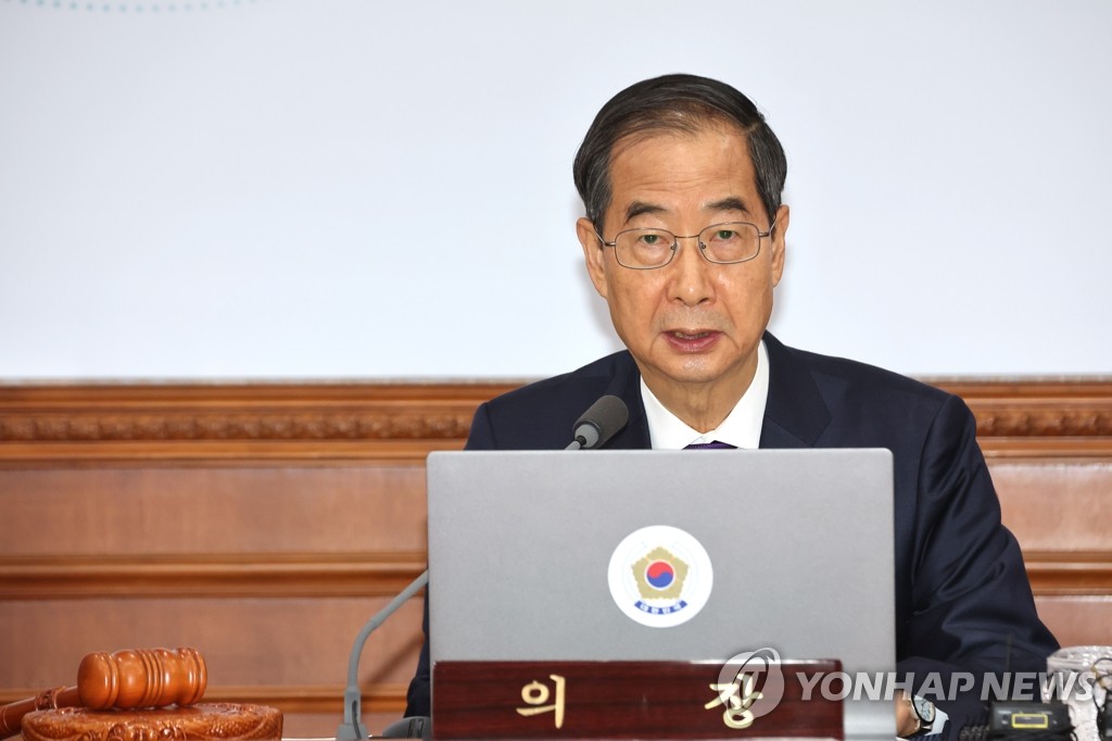 El primer ministro, Han Duck-soo, habla durante una reunión del Gabinete, el 14 de noviembre de 2022, en el complejo gubernamental de Seúl. 