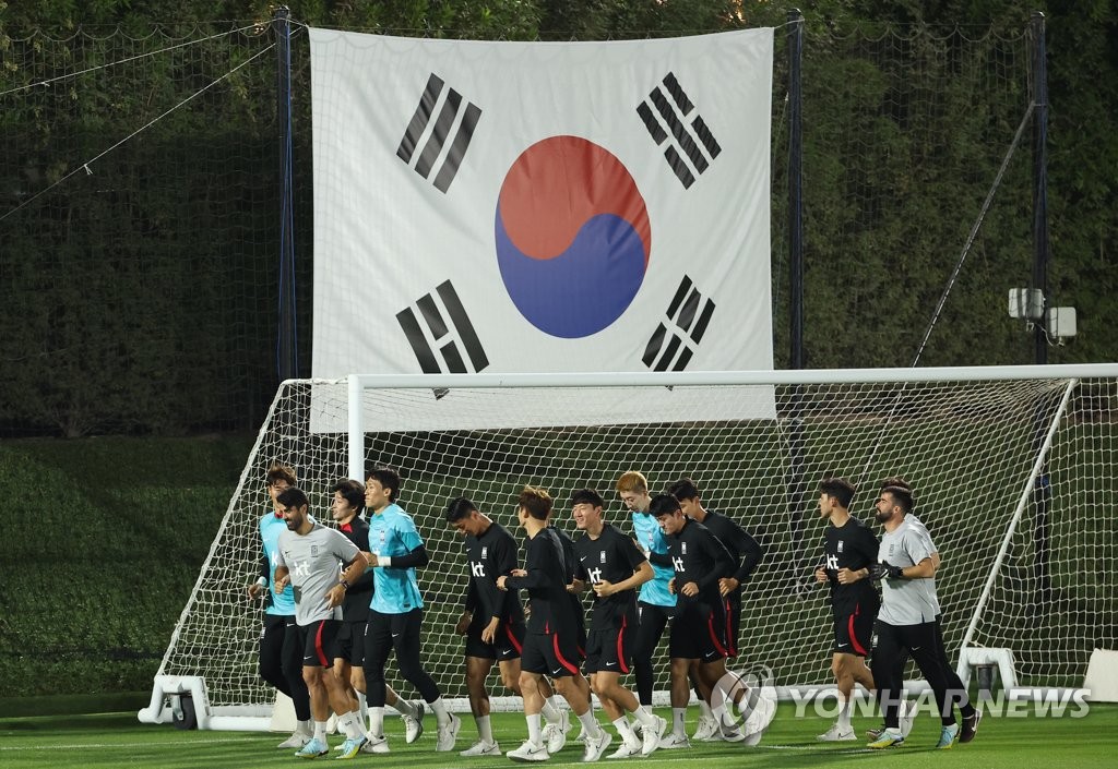 South Korean players take part in the team's training session ahead of the 2022 FIFA World Cup at Al Egla Training Facility in Doha on Nov. 14, 2022. (Yonhap)