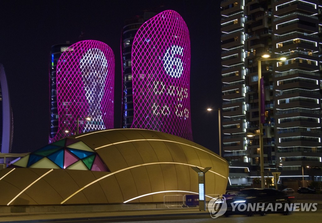 '카타르 월드컵 개막까지 6일' 알리는 도하 마천루