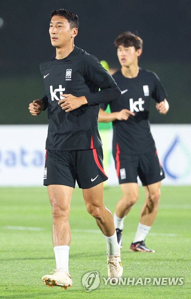 Jung Woo-young of South Korea (L) trains for the FIFA World Cup at Al Egla Training Site in Doha on Nov. 17, 2022. (Yonhap)