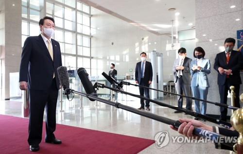 (2ª AMPLIACIÓN) Yoon suspende indefinidamente la rutina de preguntas y respuestas con los reporteros