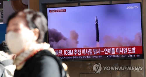 ソウル駅の待合室のテレビに北朝鮮のミサイル発射ニュースが流れている＝１８日、ソウル（聯合ニュース）　