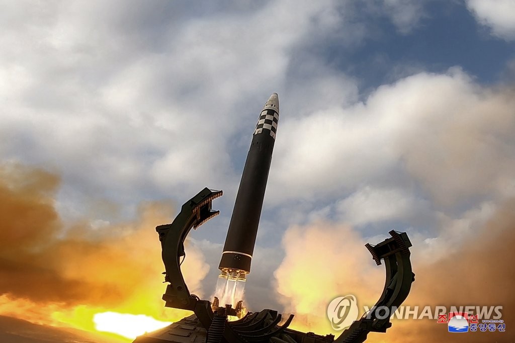 북한이 18일에 발사한 화성-17형이라며 19일 공개한 사진