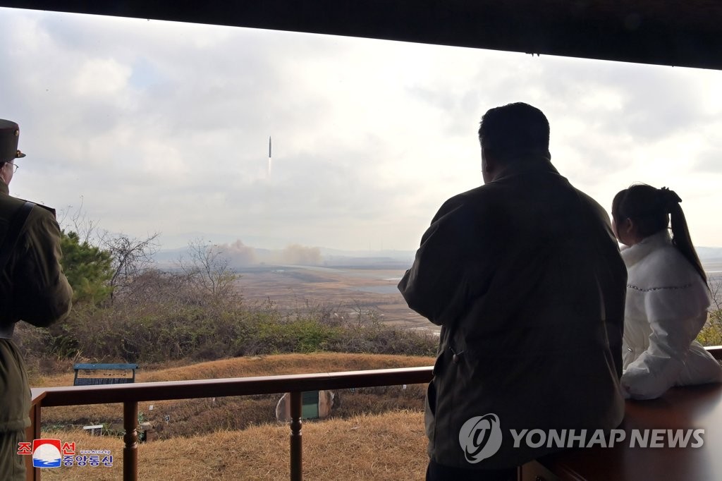 딸과 함께 ICBM 시험발사 지켜보는 김정은 북한 국무위원장