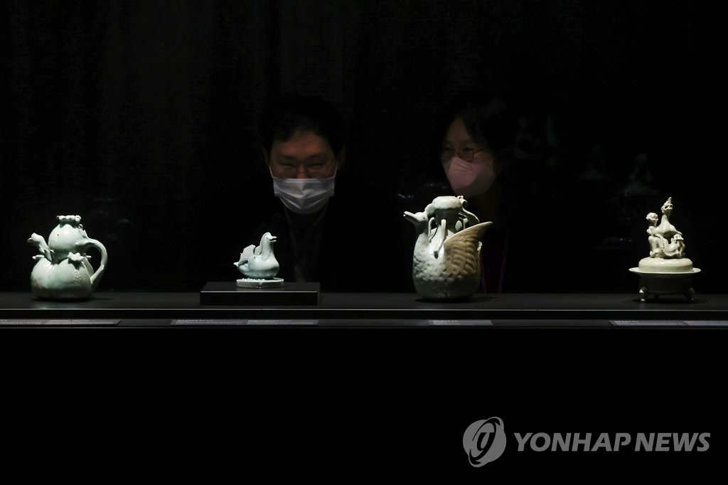 Goryeo celadons are on display in a remodeled celedon gallery of the National Museum of Korea in central Seoul on Nov. 22, 2022. (Yonhap)