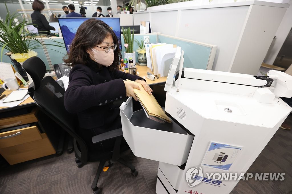 서울시청에 '로봇 공무원' 등장…문서배달·민원안내