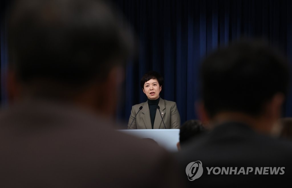 Kim Eun-hye, jefa secretaria presidencial para asuntos de prensa, informa a los periodistas, el 22 de noviembre de 2022, en la oficina presidencial, en Seúl.