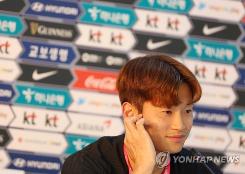 Kim Jin-su of South Korea speaks at a press conference before a training session for the FIFA World Cup at Al Egla Training Site in Doha, on Nov. 22, 2022. (Yonhap)