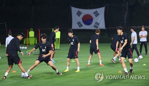South Korean players train for the FIFA World Cup at Al Egla Training Site in Doha on Nov. 22, 2022. (Yonhap)