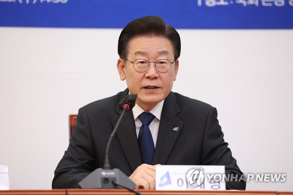 Le président du parti d'opposition, le Parti démocrate (PD), Lee Jae-myung, prend la parole durant une réunion de l'Association coréenne des citoyens seniors à l'Assemblée nationale le mercredi 23 novembre 2022. 