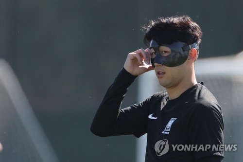 South Korean captain Son Heung-min adjusts his mask during a training session for the FIFA World Cup at Al Egla Training Site in Doha on Nov. 23, 2022. (Yonhap)