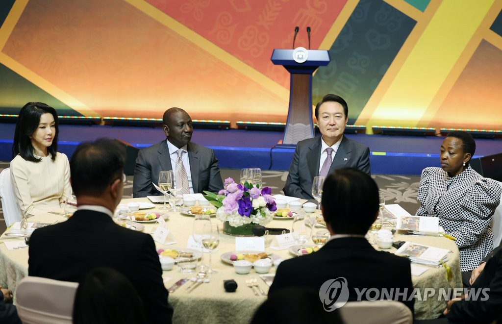 South Korean President Yoon Suk-yeol (2nd from R), first lady Kim Keon-hee (L), Kenyan President William Ruto (2nd from L) and first lady Rachel Ruto (R) attend a dinner that Yoon hosted for Ruto and African ambassadors to South Korea at a hotel in Seoul on Nov. 23, 2022. (Yonhap)