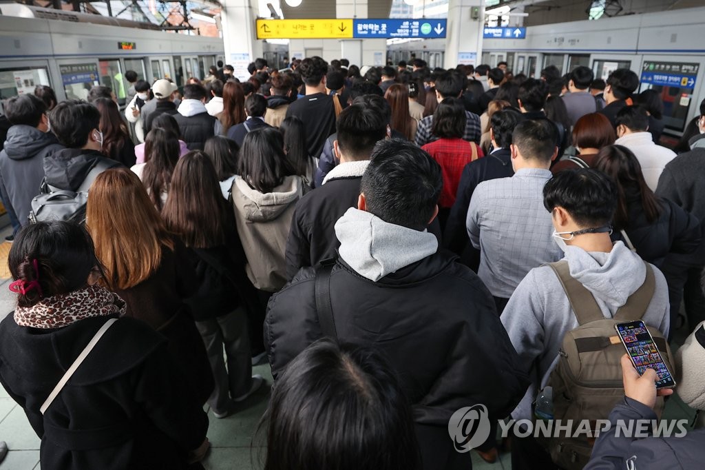 서울 1호선 신도림역에서 지하철을 기다리는 시민들