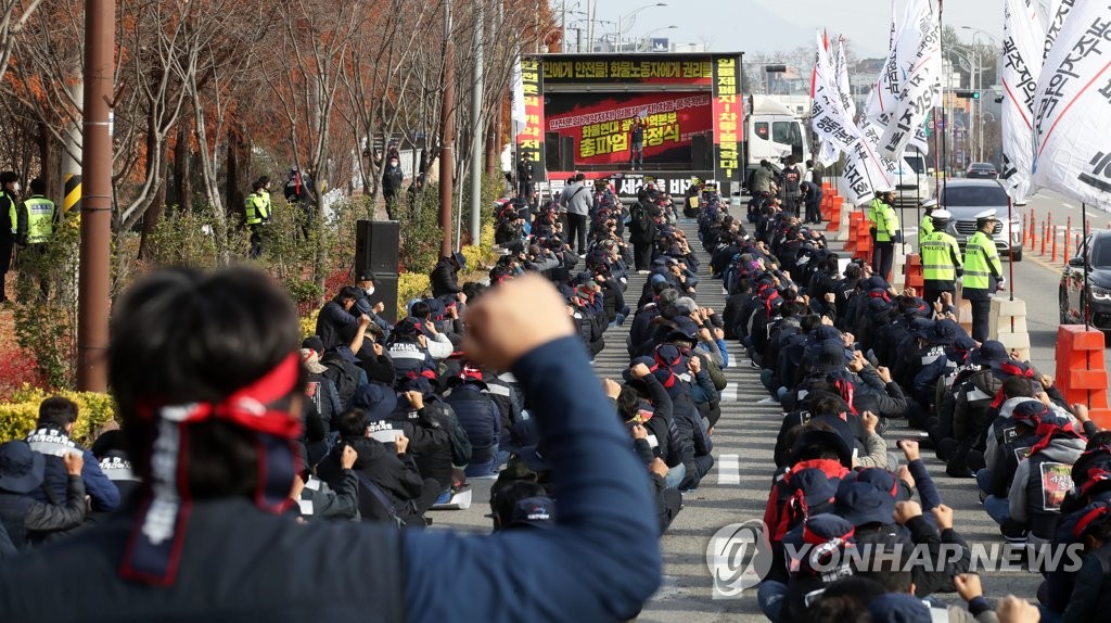 Des députés et organisations étrangères soutiennent la grève des camionneurs