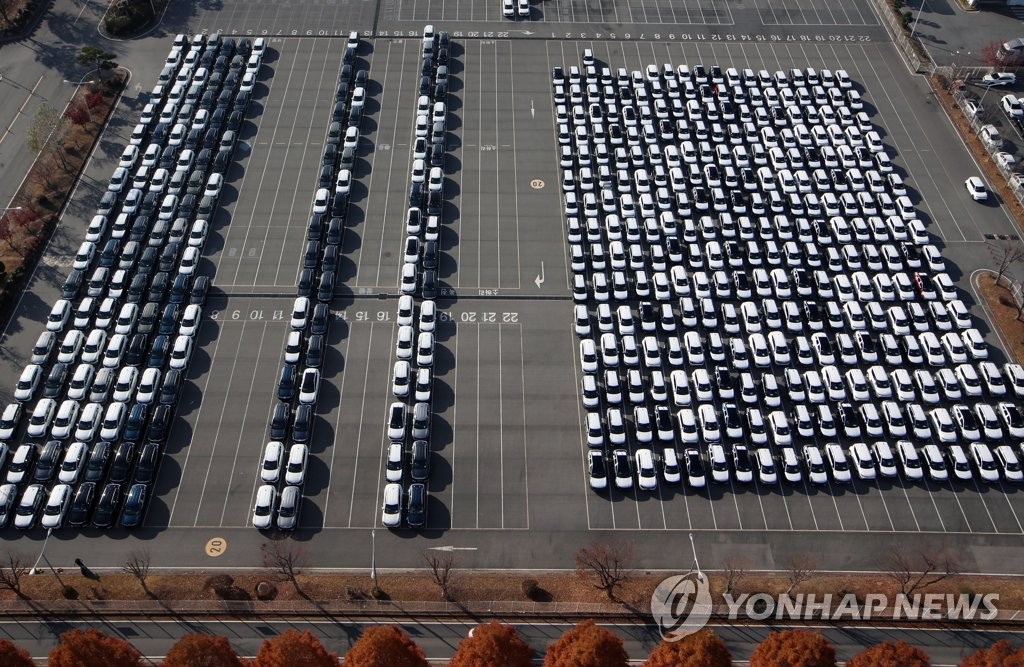 Cars to be delivered are stranded at a parking lot of Kia Corp.'s plant in Gwangju, 268 kilometers south of Seoul, on Nov. 24, 2022, when unionized truckers went on strike nationwide, demanding the government permanently scrap the phaseout of a temporary freight rate system guaranteeing a basic wage for truck drivers. (Yonhap)