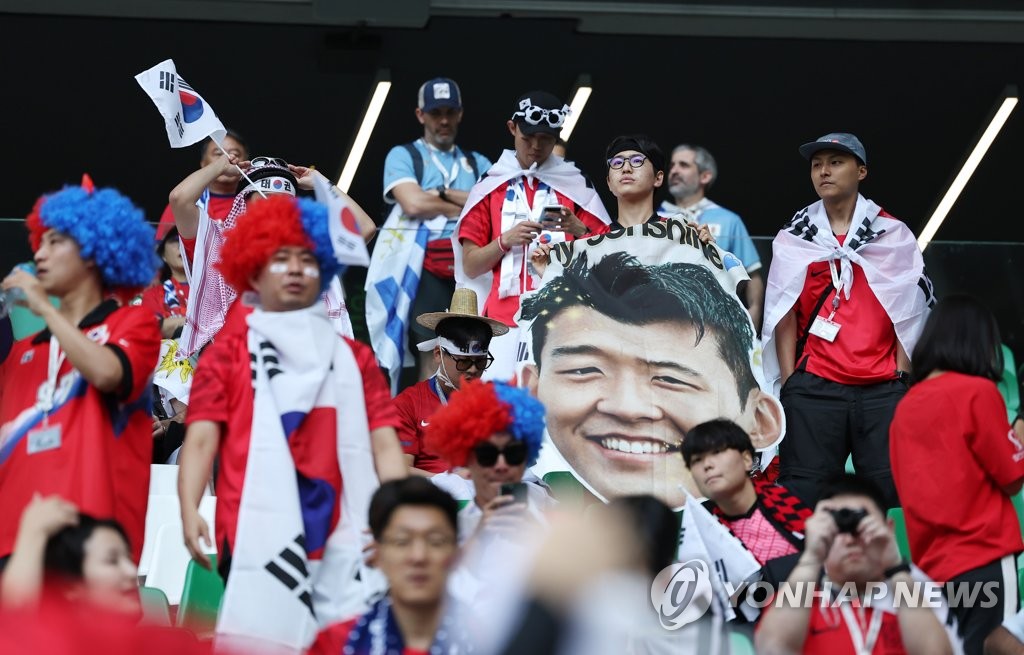 (كأس العالم) مشجعون كوريون يرتدون أقنعة سوداء لتشجيع سون هيونغ-مين ومحاربي تايغوك - 5