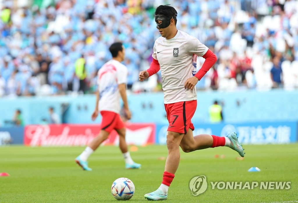 اللاعب الكوري سون هيونغ-مين يستعد للمباراة ضد أوروغواي