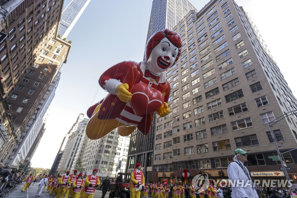 美 뉴욕 추수감사절 퍼레이드에 나타난 대형 맥도날드 풍선