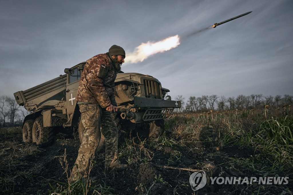 러시아군 향해 날아가는 우크라이나군 로켓
