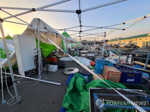강풍에 부서진 축제장 텐트