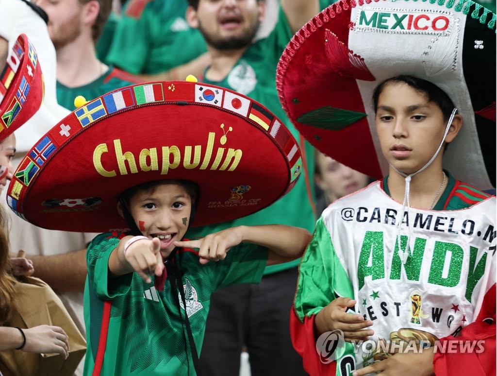 카타르 월드컵에서 멕시코 응원하는 어린이. 솜브레로(모자)에 태극기도 보인다.
