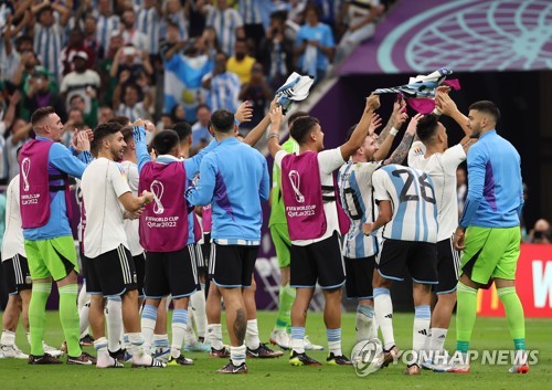  '메시 결승골' 아르헨티나, 멕시코 2-0 완파하고 '기사회생' 
