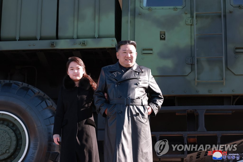 (LEAD) N. Korean leader makes second public appearance with daughter
