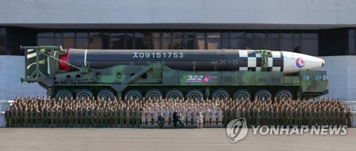 L'Agence centrale de presse nord-coréenne KCNA a rapporté le dimanche 27 novembre 2022 que le président de la Commission des affaires de l'Etat nord-coréenne, Kim Jong-un, a effectué une séance photos avec le personnel qui a contribué au développement et au lancement avec succès, selon la KCNA, du missile balistique intercontinental (ICBM) le 18 novembre. La date de cette séance photos n'a pas été précisée. Kim est accompagné par sa fille aînée, Kim Ju-ae, 2e parmi ses 3 enfants. (Utilisation en Corée du Sud uniquement et redistribution interdite)