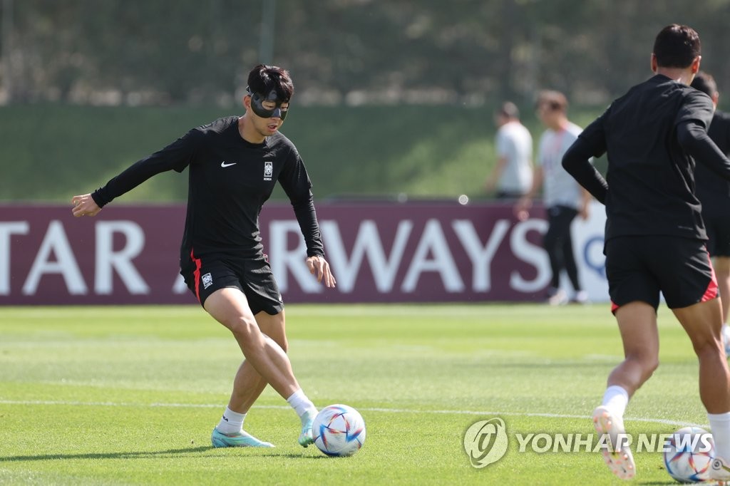 South Korean captain Son Heung-min (L) trains for the FIFA World Cup at Al Egla Training Site in Doha on Nov. 27, 2022. (Yonhap)