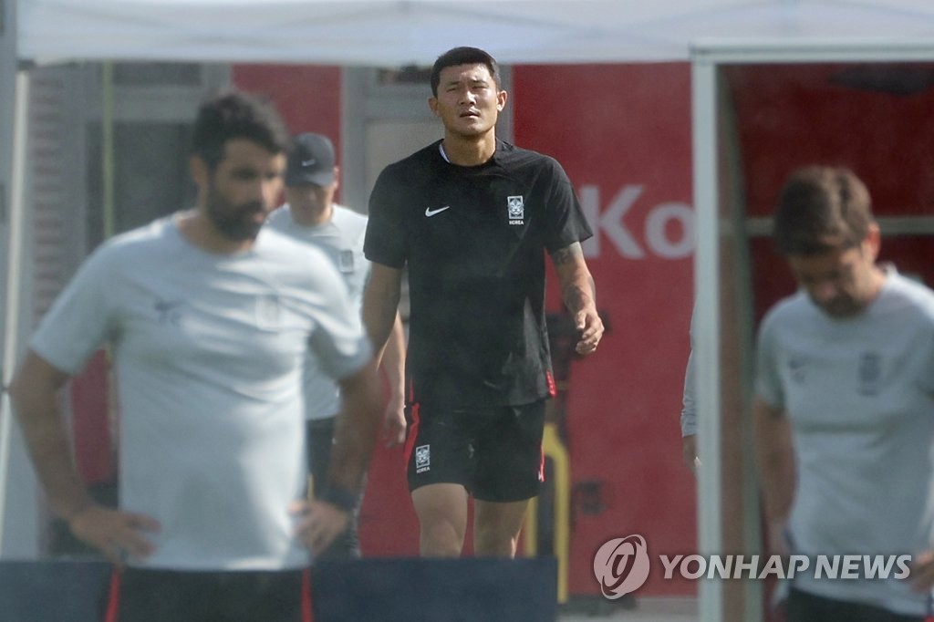 South Korean defender Kim Min-jae enters the practice field at Al Egla Training Site in Doha in preparation for the FIFA World Cup on Nov. 27, 2022. (Yonhap)