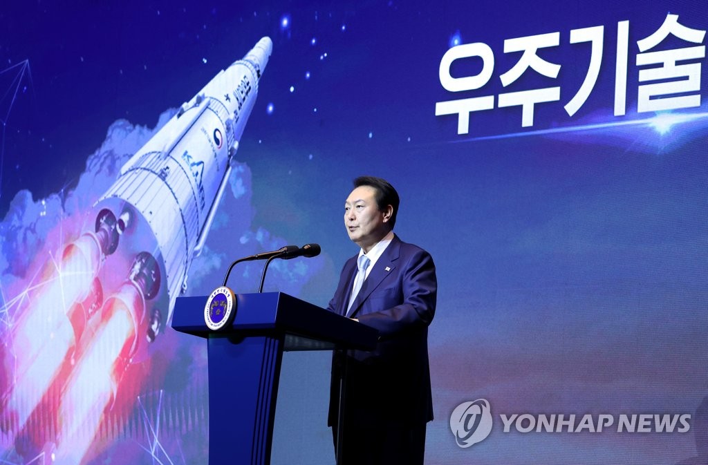 Le président Yoon Suk-yeol donne un discours à l'occasion de la déclaration de la vision aérospatiale du pays, le lundi 28 novembre 2022, dans un hôtel situé dans le quartier sud de la capitale du pays. 