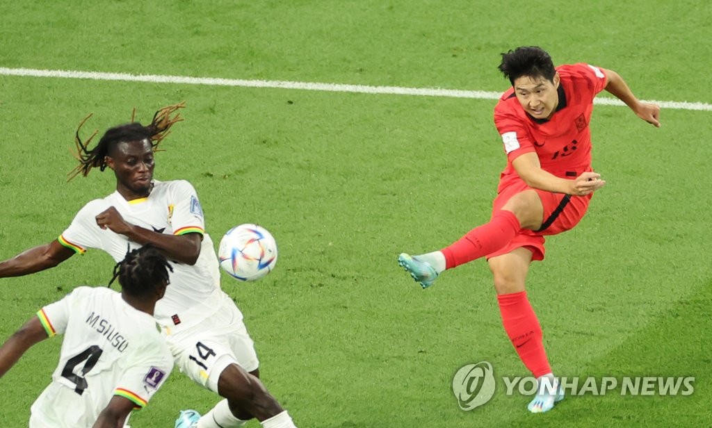 Lee Kang-in of South Korea (C) takes a shot against Ghana during the teams' Group H match at the FIFA World Cup at Education City Stadium in Al Rayyan, west of Doha, on Nov. 28, 2022. (Yonhap)