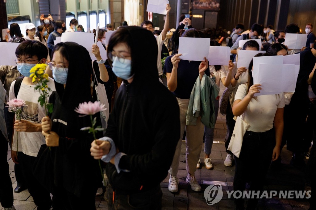 홍콩서 중국 본토 시위 연대하는 백지시위 연일 열려